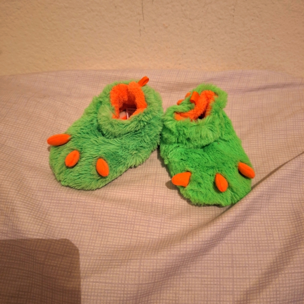 Monster feet fluffy baby shoes size 4 green